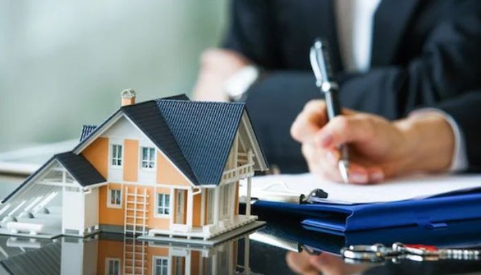 How does whole life insurance help with estate planning